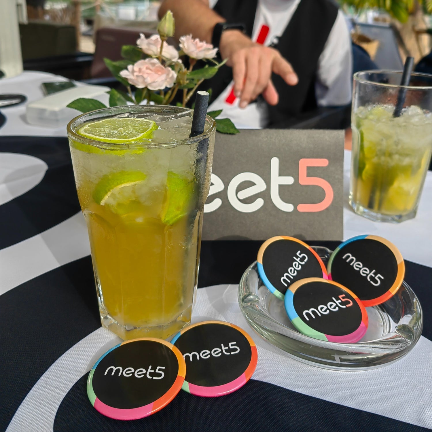 Stylische Meet5 Buttons perfekt für neue Leute kennenlernen mit Meet5