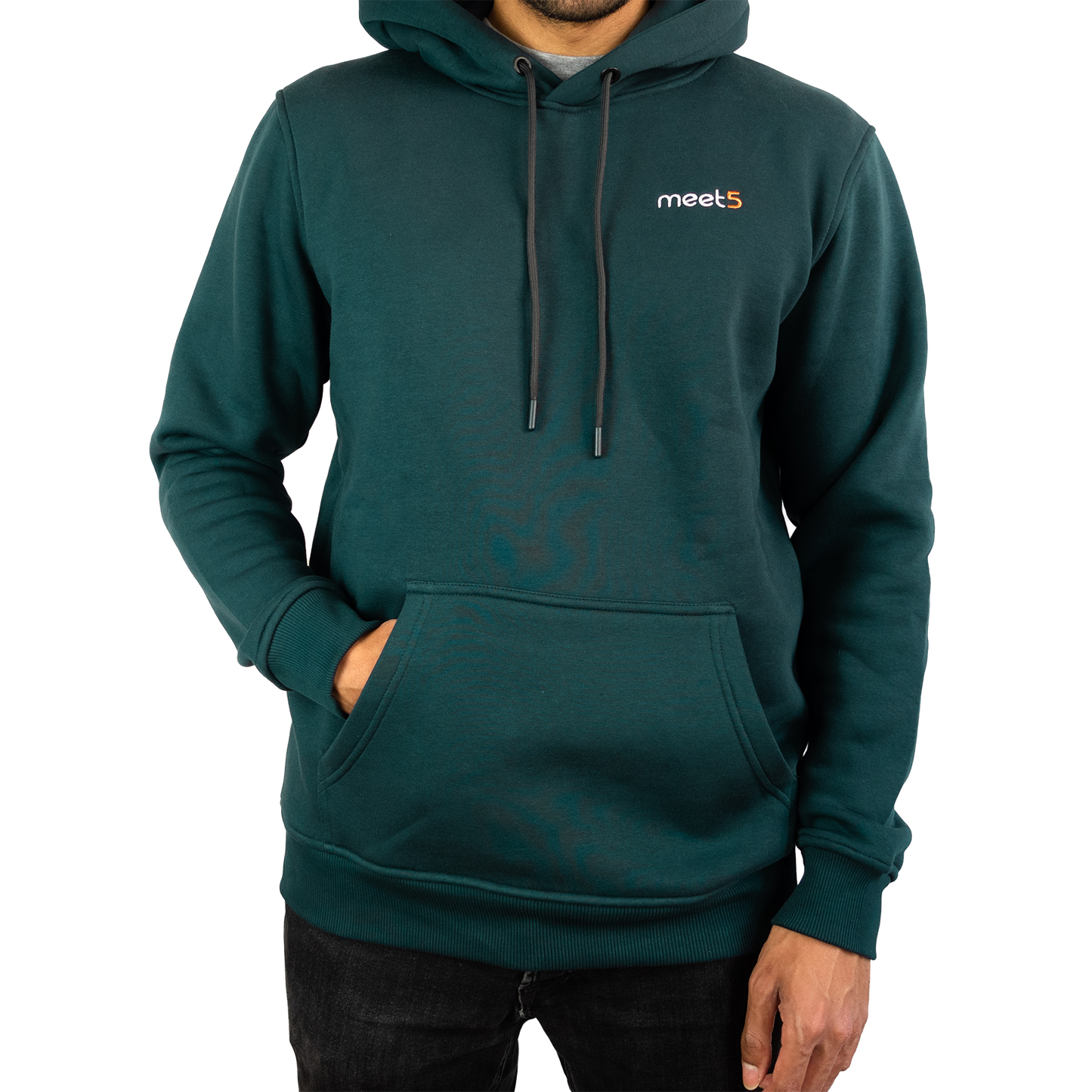 Meet5 Hoodie aus 100% Baumwolle in Petrol. Einfacherer Kapuzenpulli mit Kangurutasche und gesticktem Meet5 Logo auf der linken Brustseite.