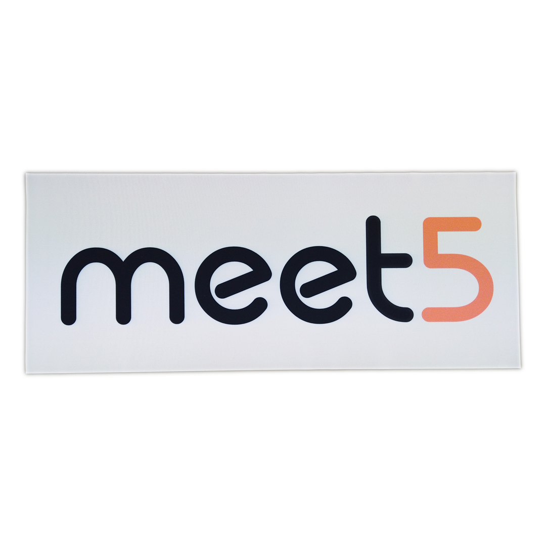 Weißer Stoffbanner mit Logo "Meet5"