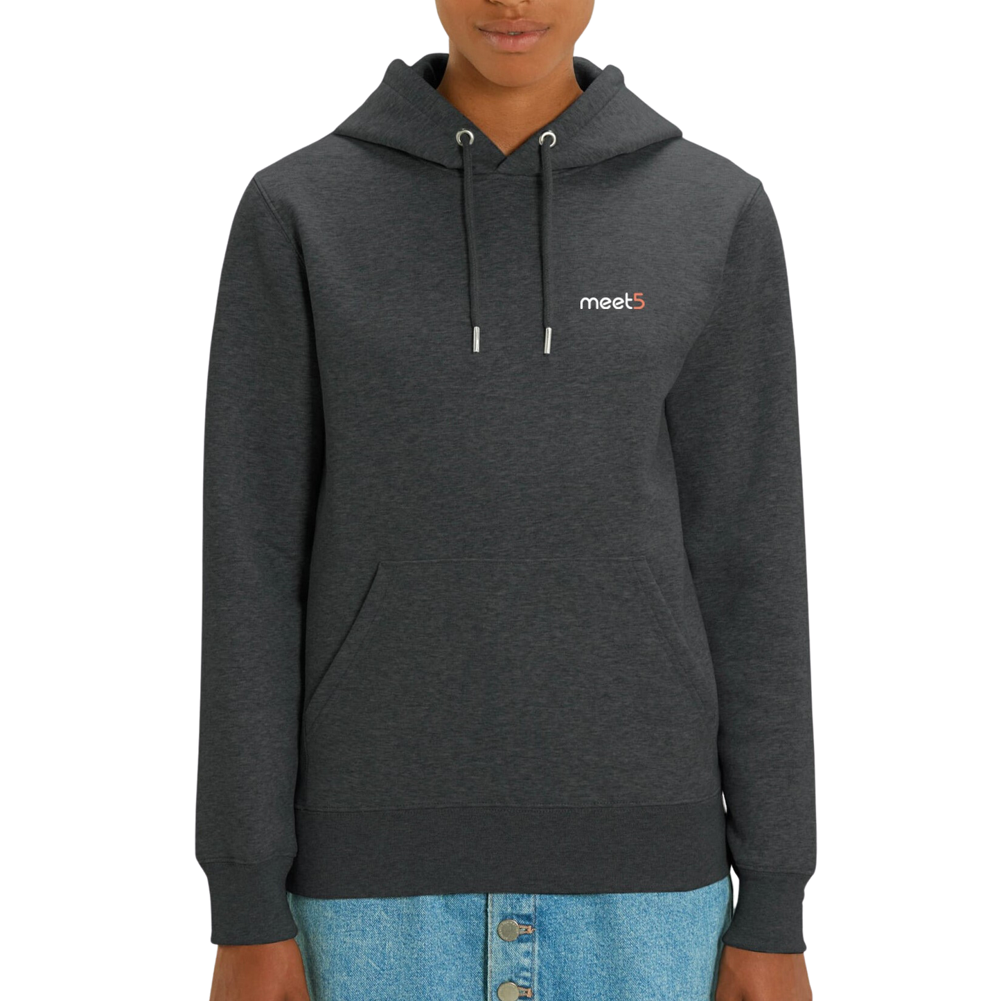 Grauer Kapuzenpulli mit gestickten Meet5 Logo auf der linken Brust.