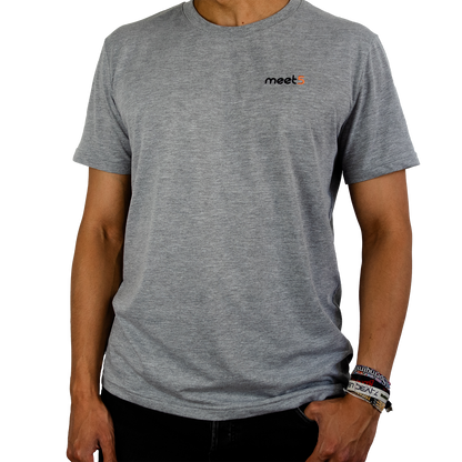 Meet5 T-Shirt in Grau, einfarbig mit gestickten Meet5 Logo auf der linken Brust.