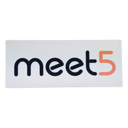 Weißer Stoffbanner mit Logo "Meet5"