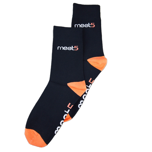 Schwarze Socken mit orangenen Spitze und Ferse. Auf der Sohle ist das Meet5 Logo gestickt.